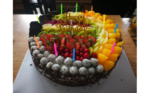 集體生日會，員工樂翻天