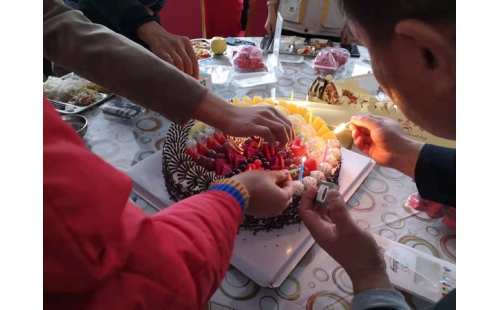 金秋十月，員工集體生日會送溫暖